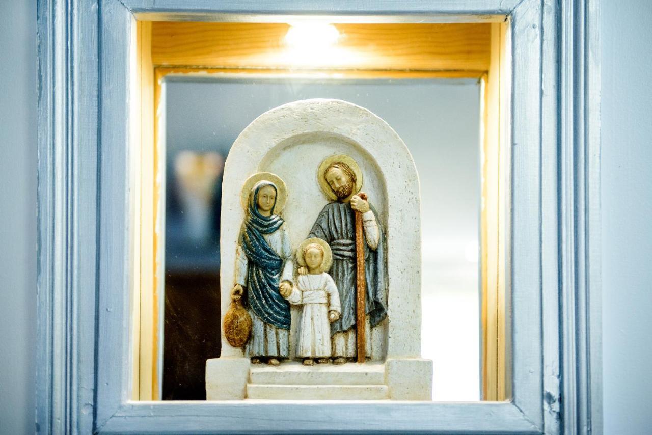 ホテル La Sainte Famille ルルド エクステリア 写真